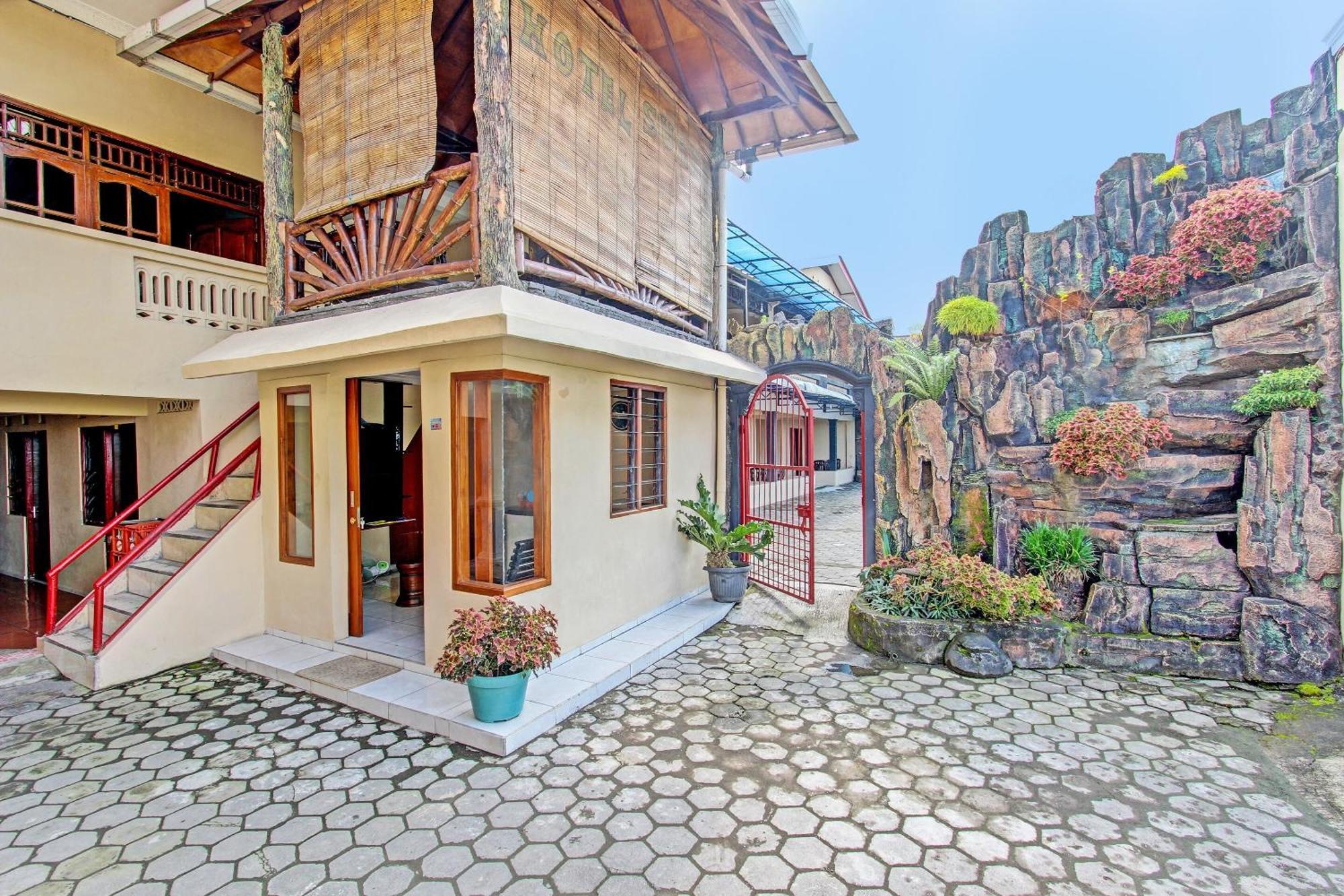 Oyo 91353 Hotel Surya Andesa Klaten 外观 照片